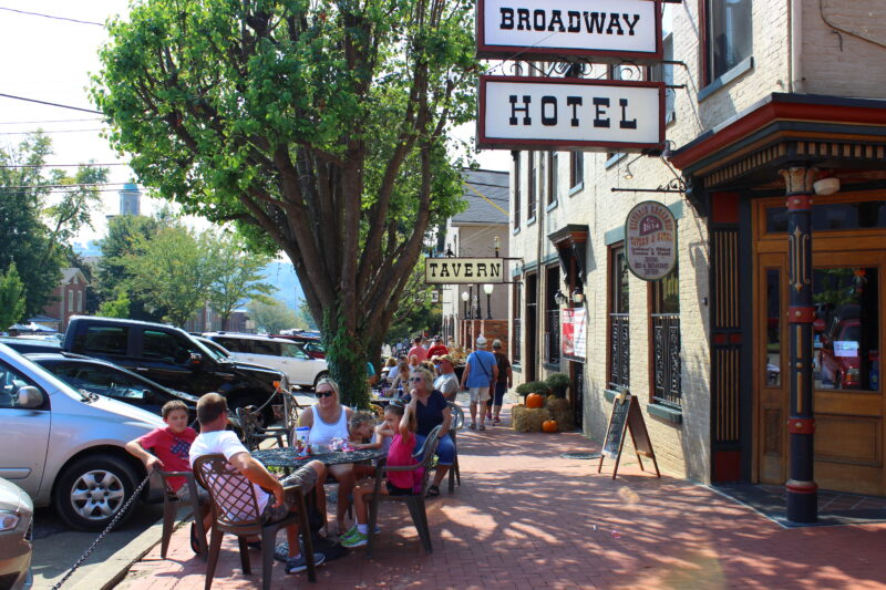 Broadway Hotel and Tavern